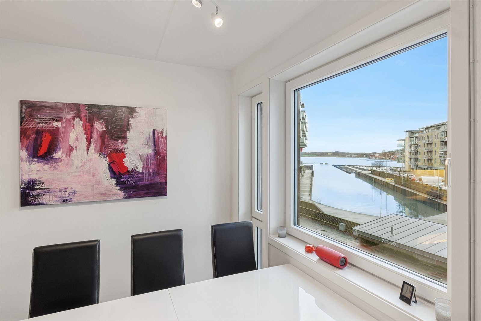 Magisk morgenstund, nyt frokosten med nydelig utsikt over sjøen rett fra kjøkkenbordet. Galleribilde