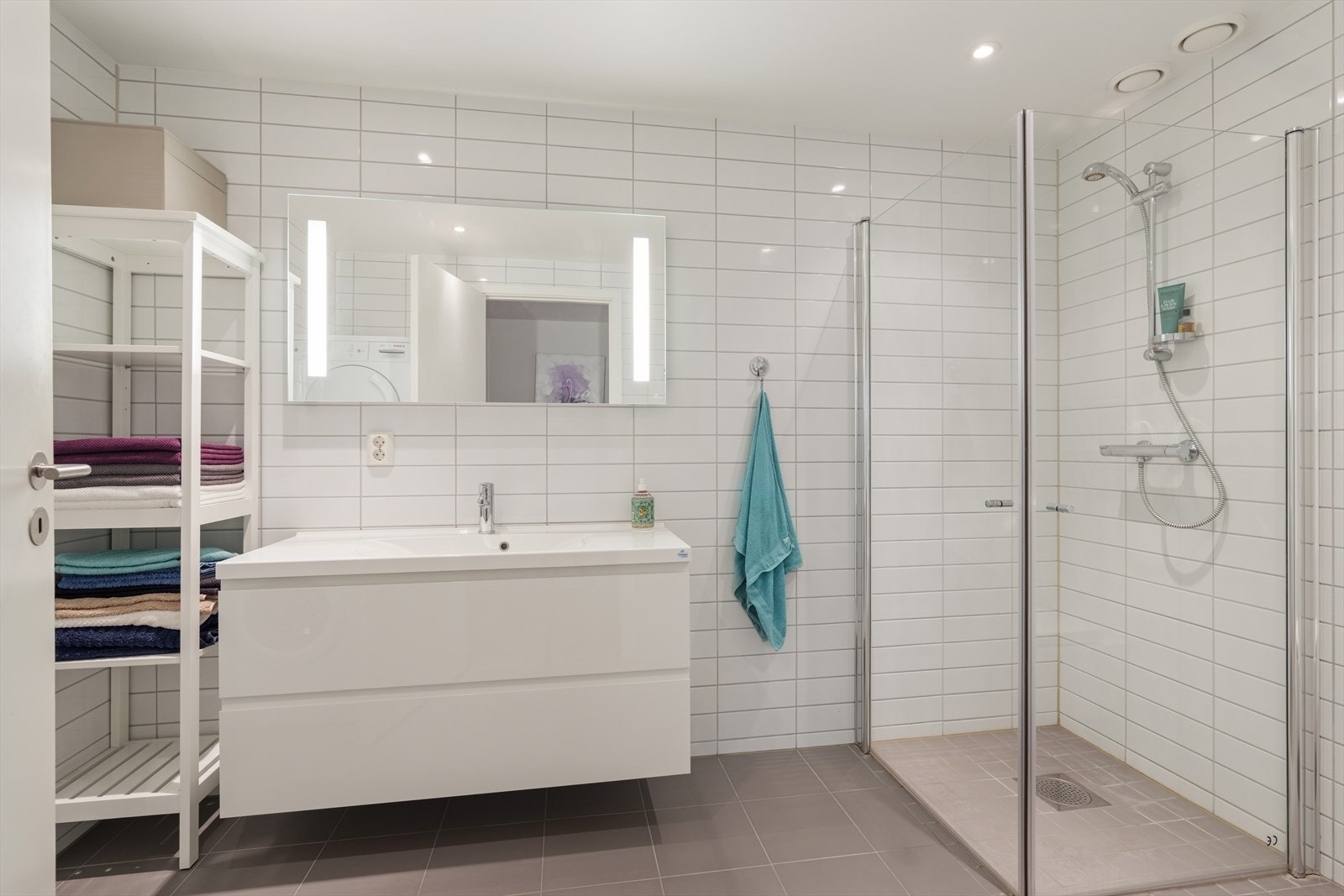 Et pent baderom hvor du kan starte dagen i ro og fred. Galleribilde