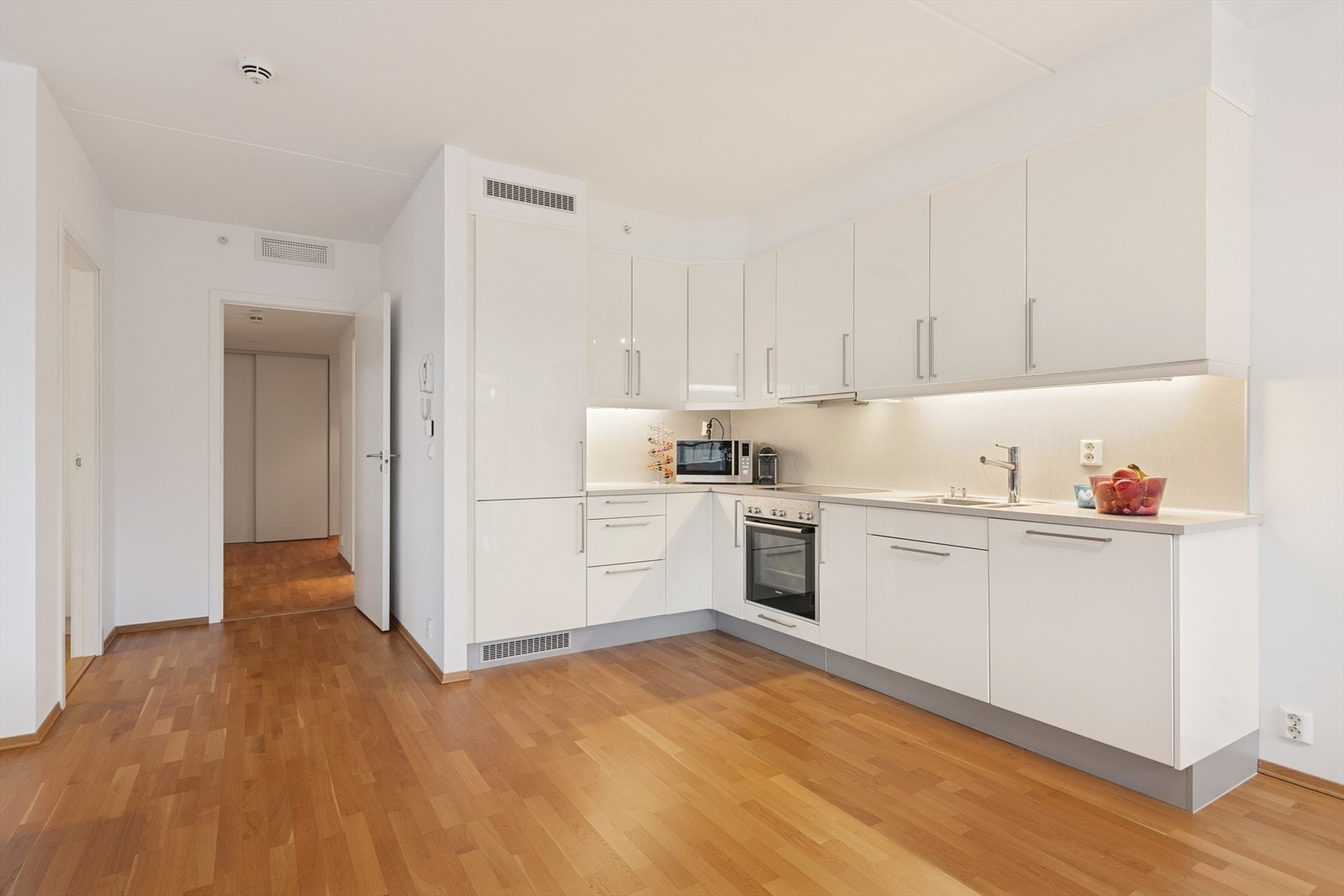 Lys kjøkkeneinnredning med glatte fronter. Galleribilde