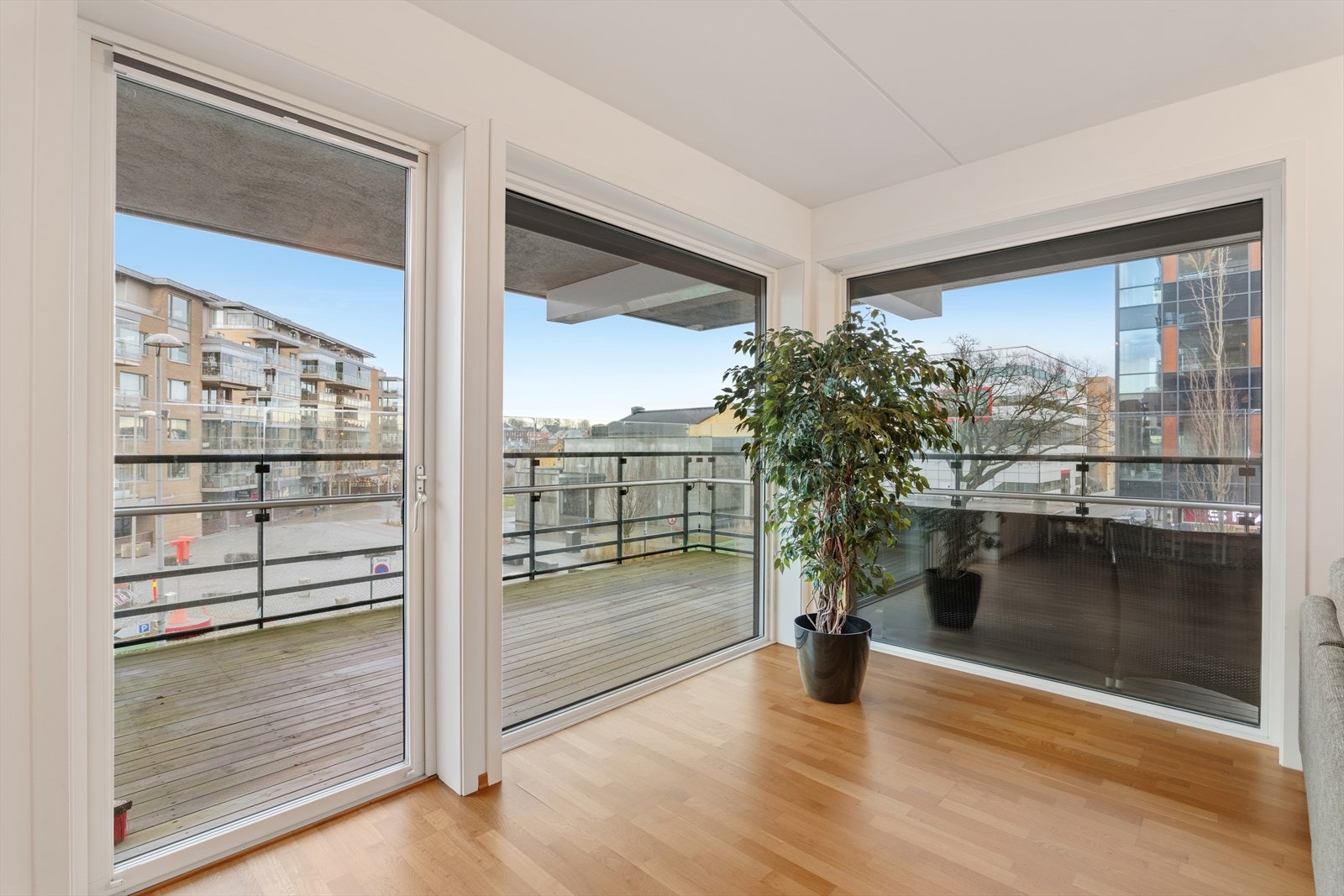 Fra stuen med utgang til en romslig og solrik balkong. Galleribilde