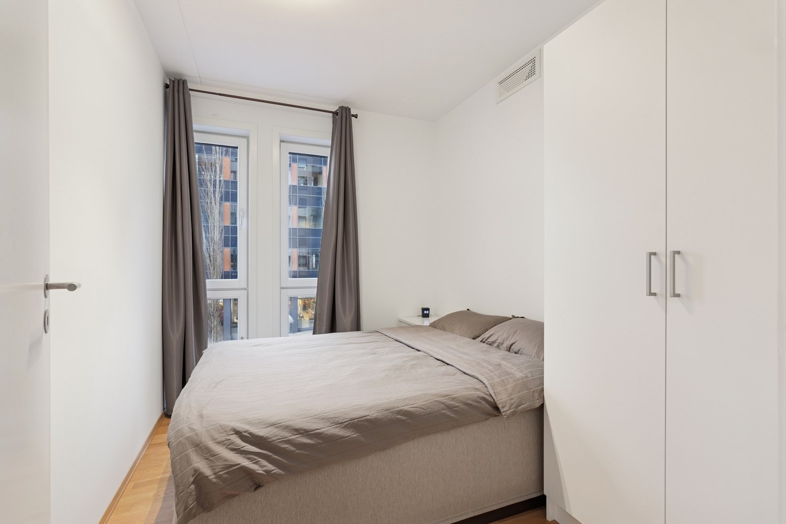 Lyst og trivelig soverom for ro og en god natts søvn. Galleribilde