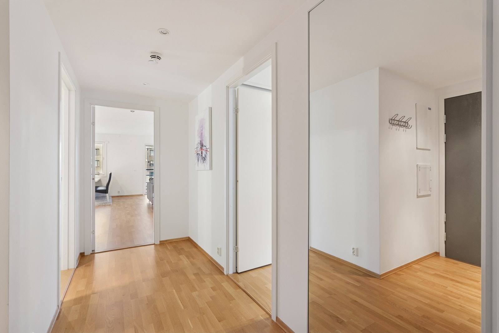 Her ønskes man velkommen inn i en lys og romslig entré med skyvedørsgarderobe. Galleribilde