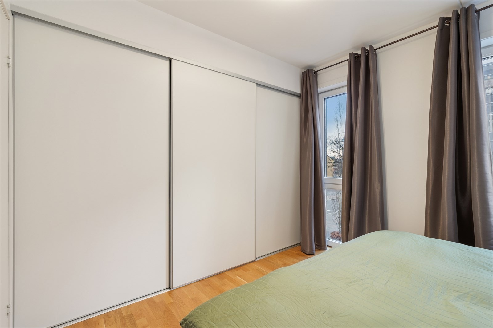 Skyvedør og praktisk garderobeløsning for et ryddig og harmonisk hjem. Galleribilde