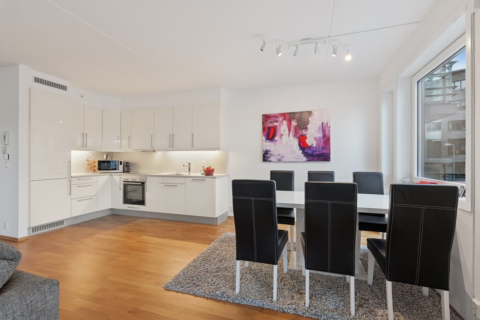 Spisegruppe som du kan dekke på og invitere inn til sosiale sammenkomster og hyggelige måltider. Galleribilde