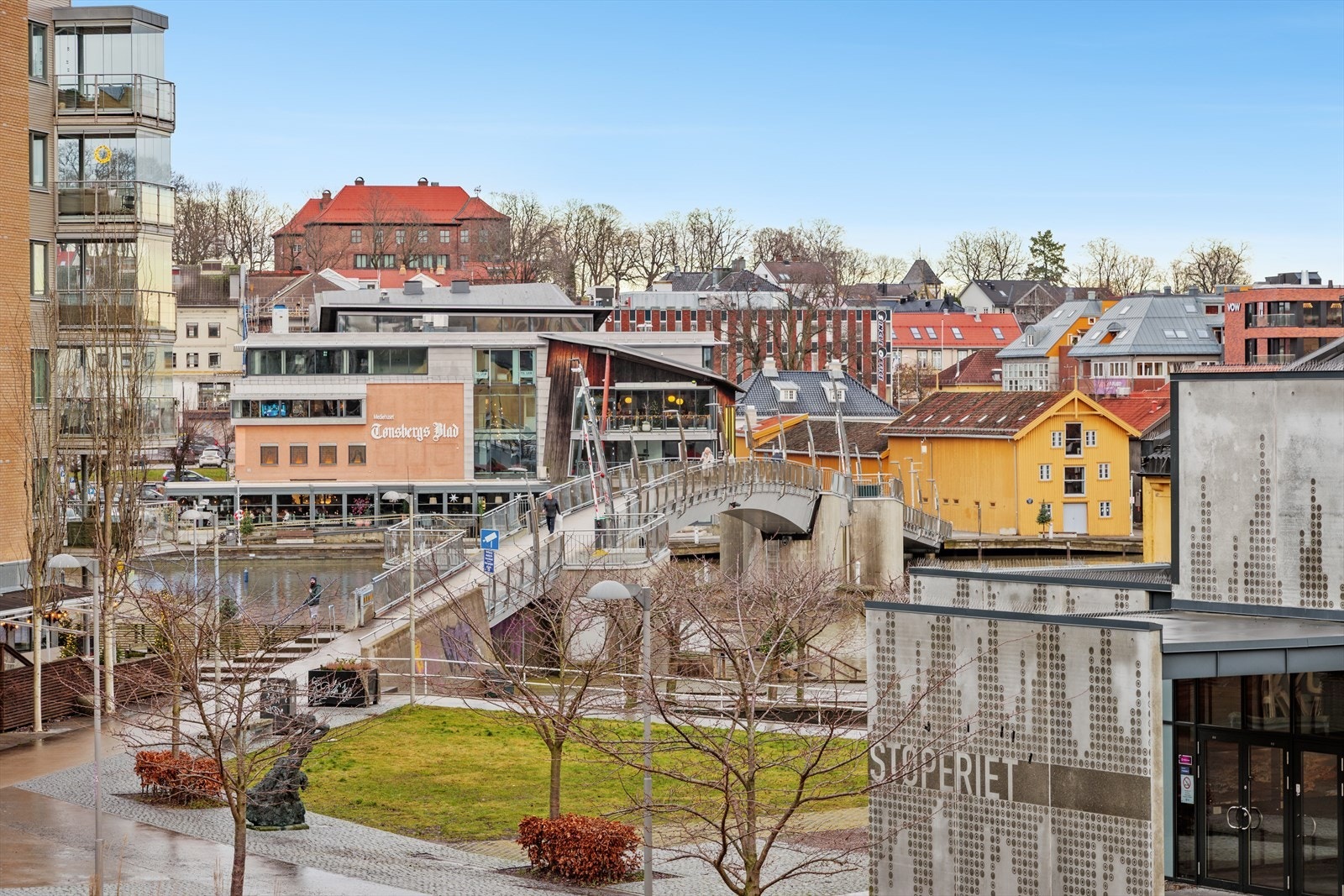Gangbroen som sees fra balkongen tar deg direkte over til alle byens fasiliteter, og selve Kaldnes brygge har også sine tilbud med spisesteder, dagligvareforretning og ulike kulturtilbud. Galleribilde