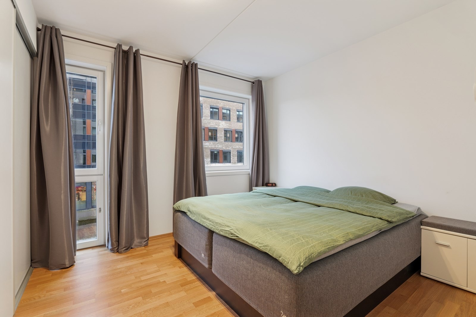 Lyst og romslig, et soverom med plass til dobbeltseng og nattbord. Galleribilde