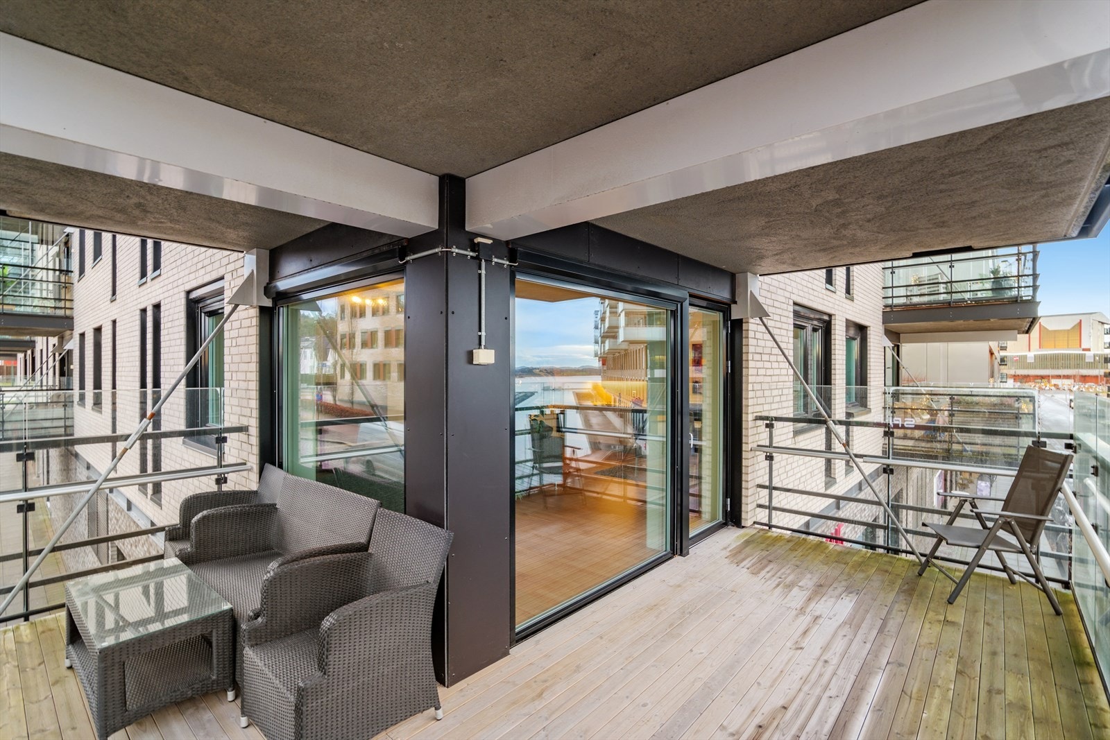 Balkong til stor glede på gode og varme sommerdager. Galleribilde