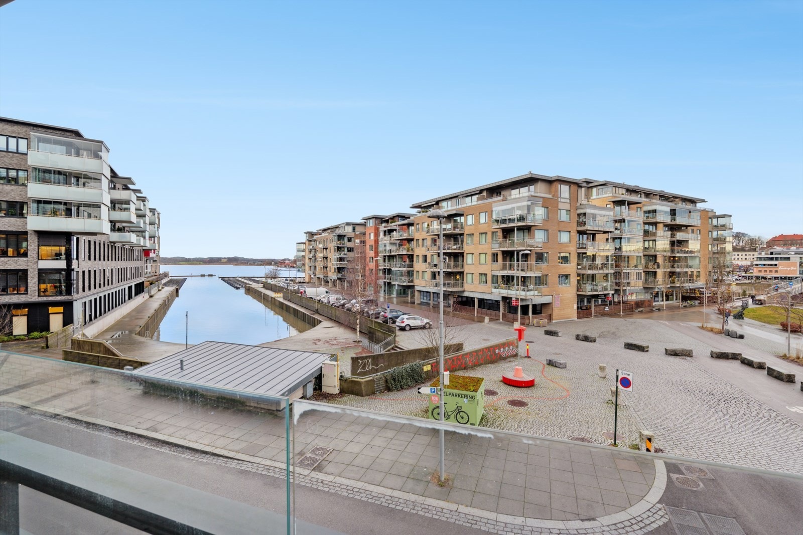 Her får du en lys og trivelig 3-roms selveier beliggende i 2. etasje med sjøutsikt fra balkongen. Galleribilde