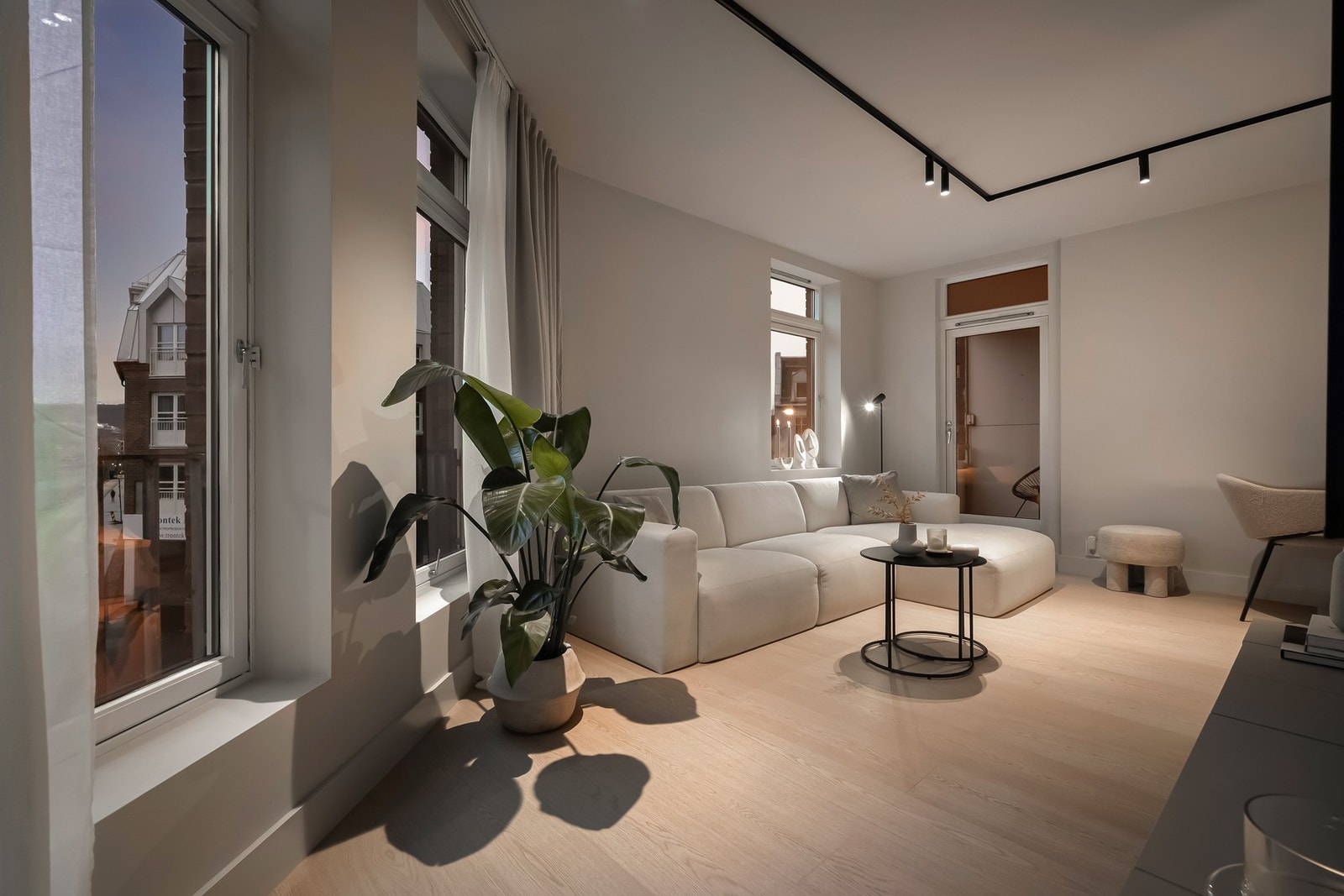 God plass til romslig sofagruppe og øvrig møblement. Stuen fremstår som både komfortabel og funksjonell. Galleribilde