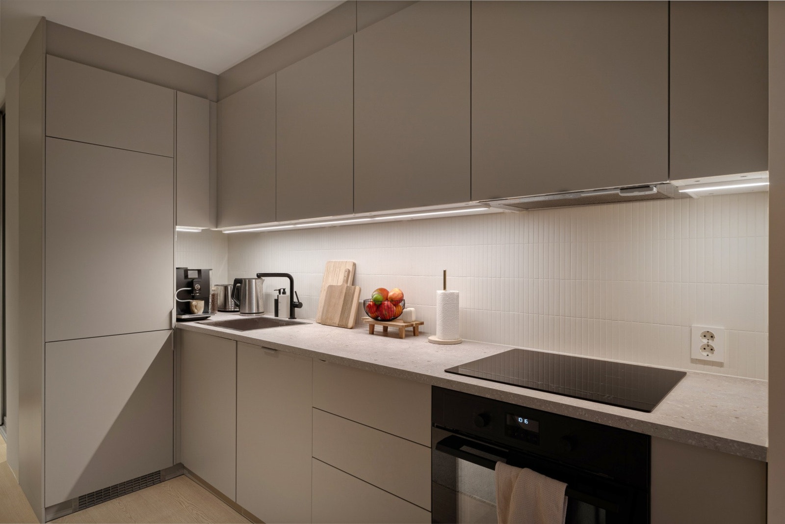 Moderne kjøkken med integrerte hvitevarer som gir et helhetlig og stilrent uttrykk. Galleribilde