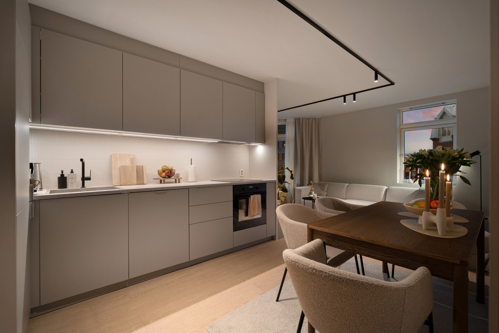 Stilrent kjøkken i åpen løsning mot spiseplass og stue. Galleribilde