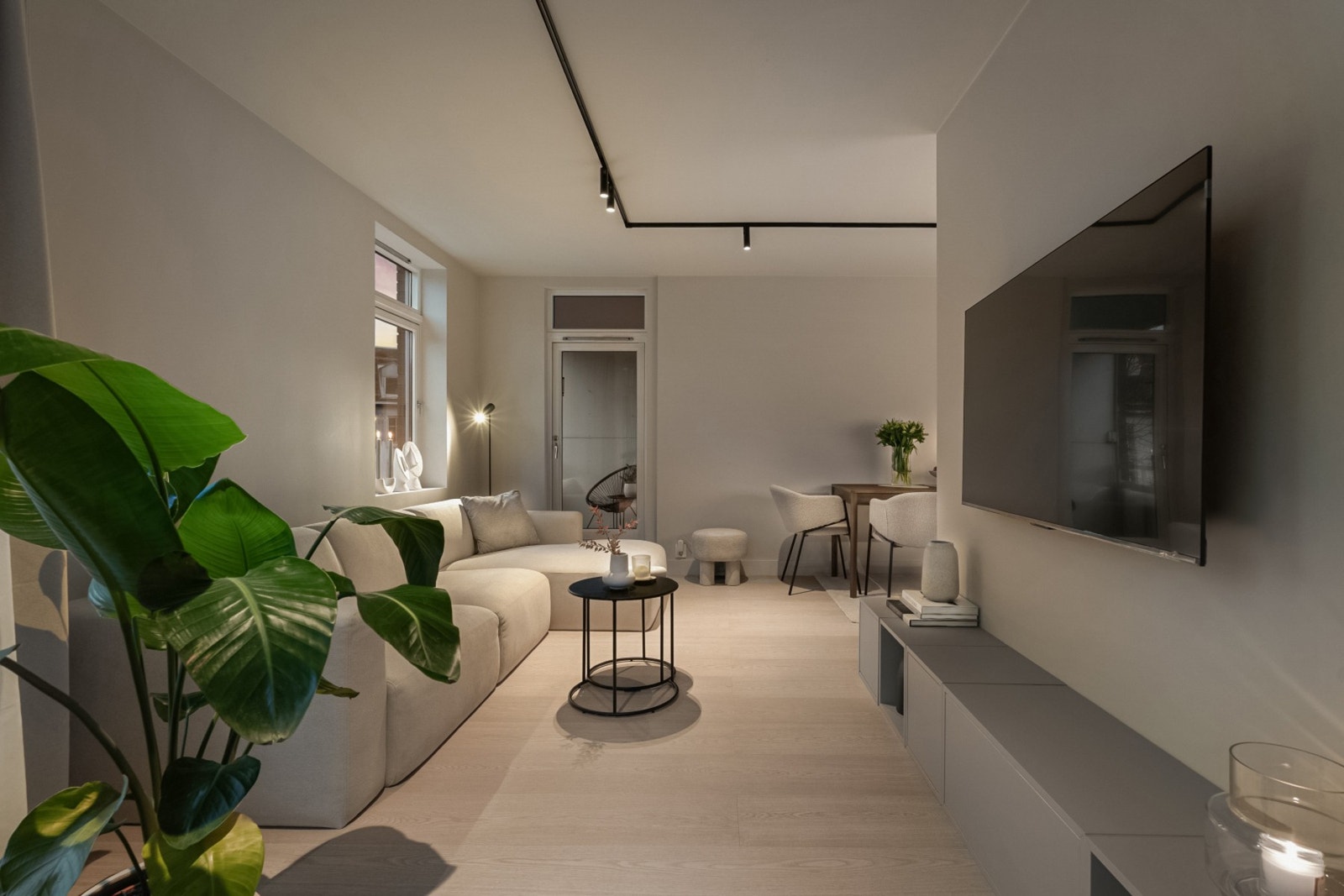 Innbydende stue med moderne uttrykk og gode møbleringsmuligheter. Galleribilde