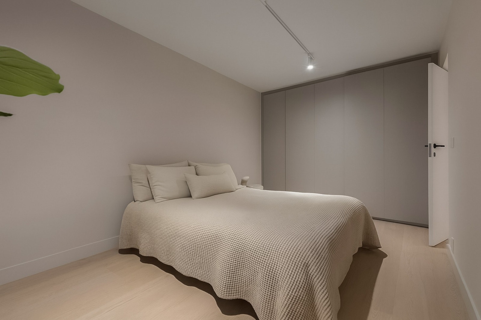 Soverommet har romslig garderobeløsning med god skapplass langs vegg. Galleribilde