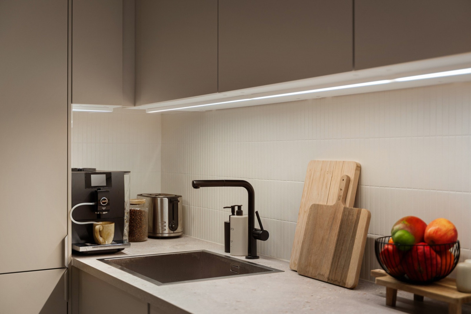 Stilren benkeplate som gir kjøkkenet et moderne uttrykk og god plass til matlaging. Galleribilde