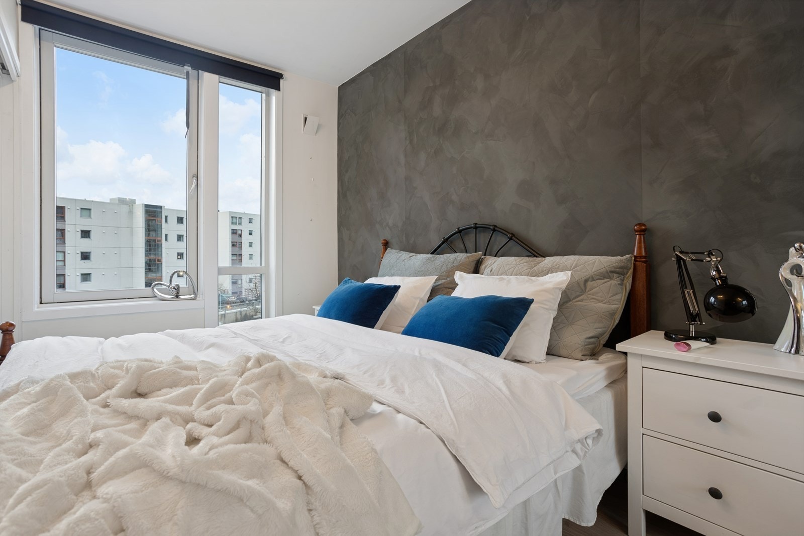 Soverommet er romslig og har god plass til 180 cm. og tilhørende nattbord. Galleribilde