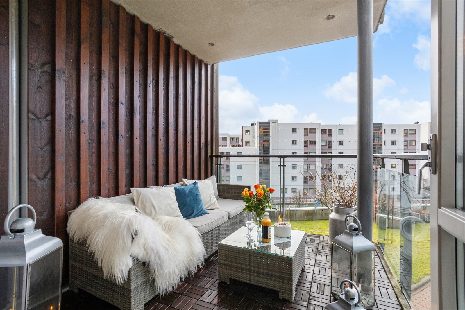 Fra stuen er det utgang til en flott overbygget balkong på 8 kvm. Galleribilde