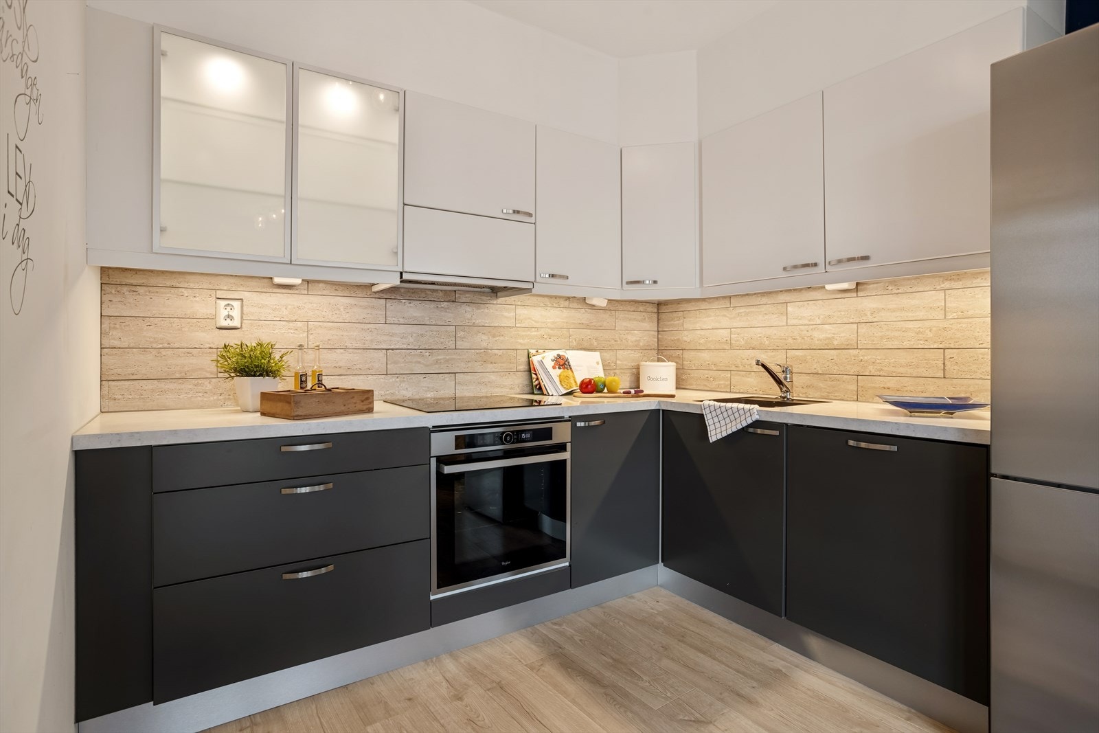 Her har en alt en måtte trenge av både skap-, skuff- og benkeplass. Galleribilde