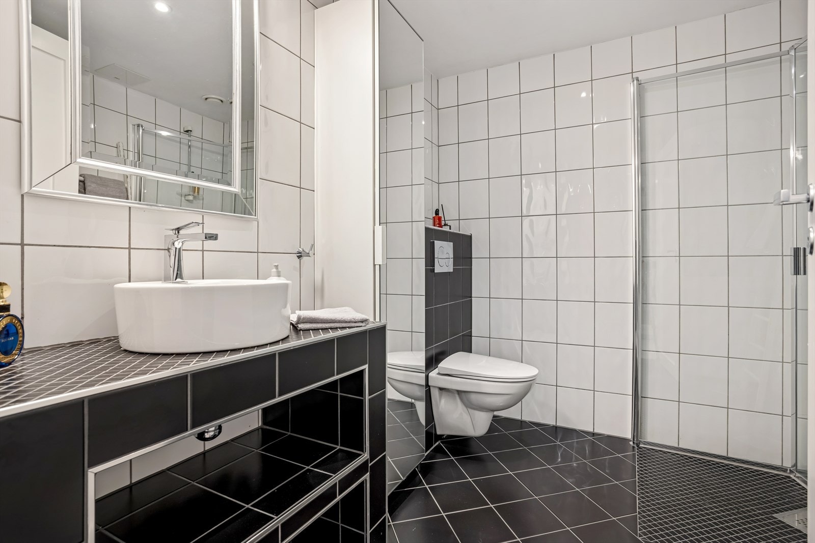 Badet er delikat og har flislagte overflater. Baderom ble fornyet i 2015. Galleribilde