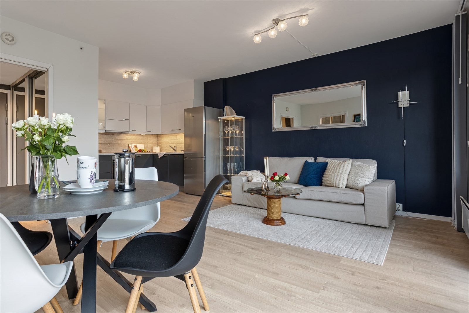 Lyst og trivelig med tidsriktige farger på gulv og vegger. Galleribilde