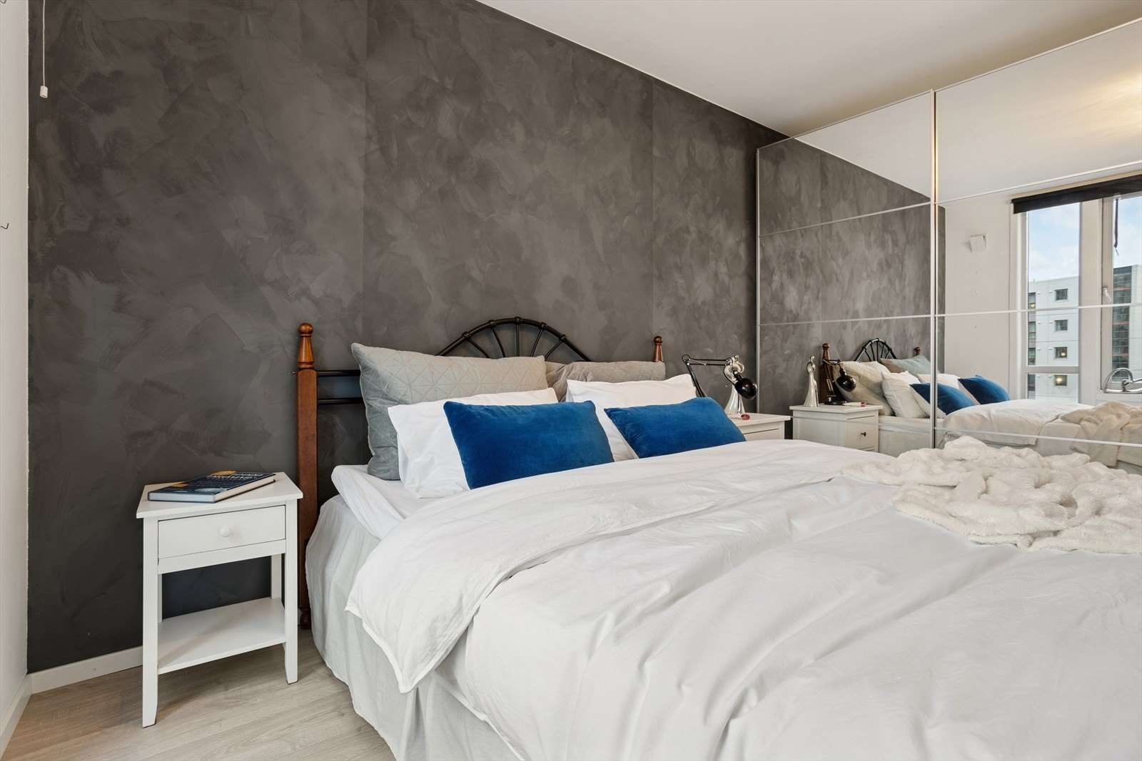 Dobbel skyvedørsgarderobe med speildører. Galleribilde