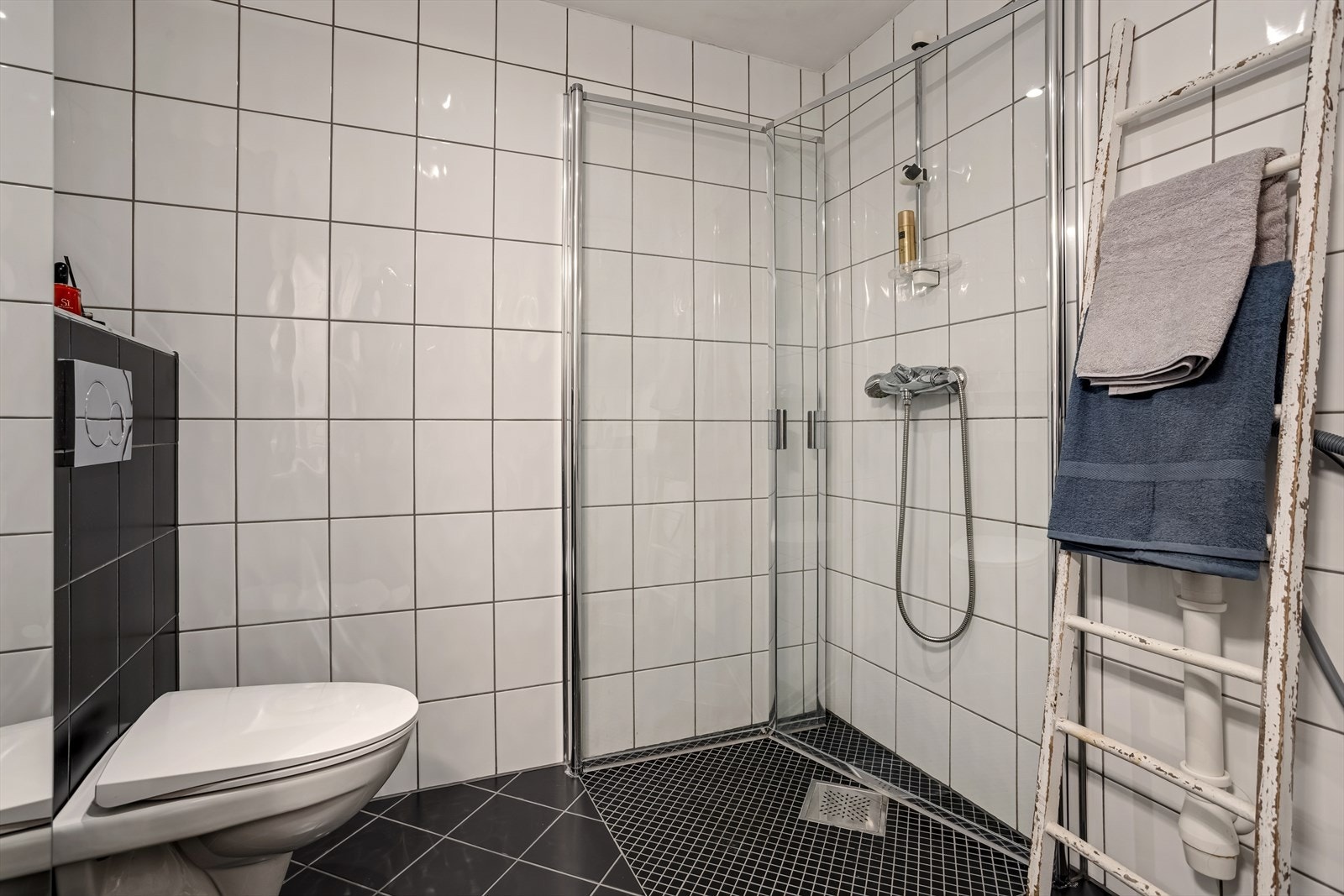 Dusjhjørne og vegghengt toalett. Galleribilde