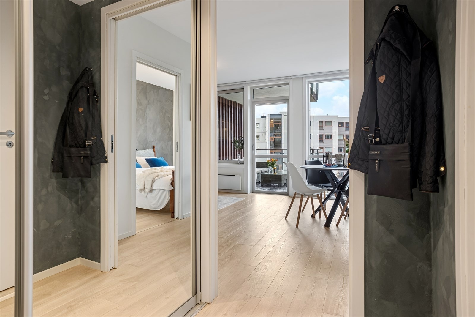 Lys og hyggelig entré med praktisk innebygget skyvedørsgarderobe. Galleribilde