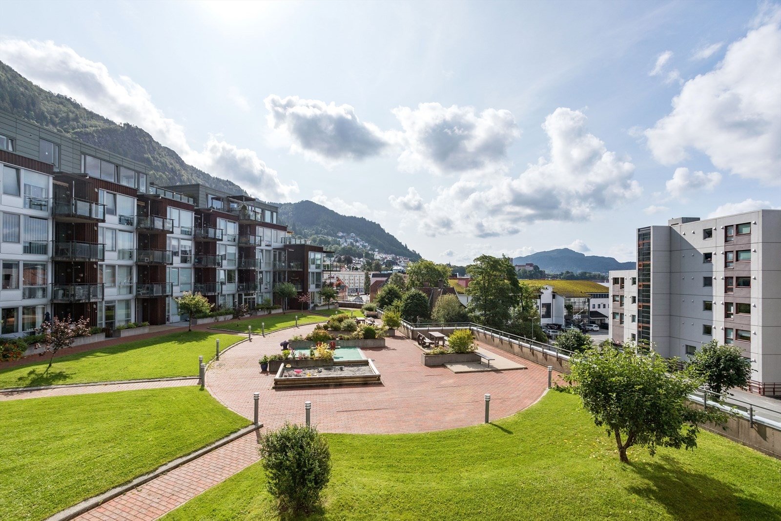 Velholdte fellesarealer med sittegrupper og gressplen. Galleribilde