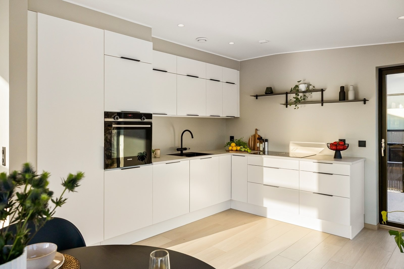 - Ny kjøper får gleden av integrert kjøleskap, stekeovn, oppvaskmaskin, induksjonstopp og ventilator - Galleribilde