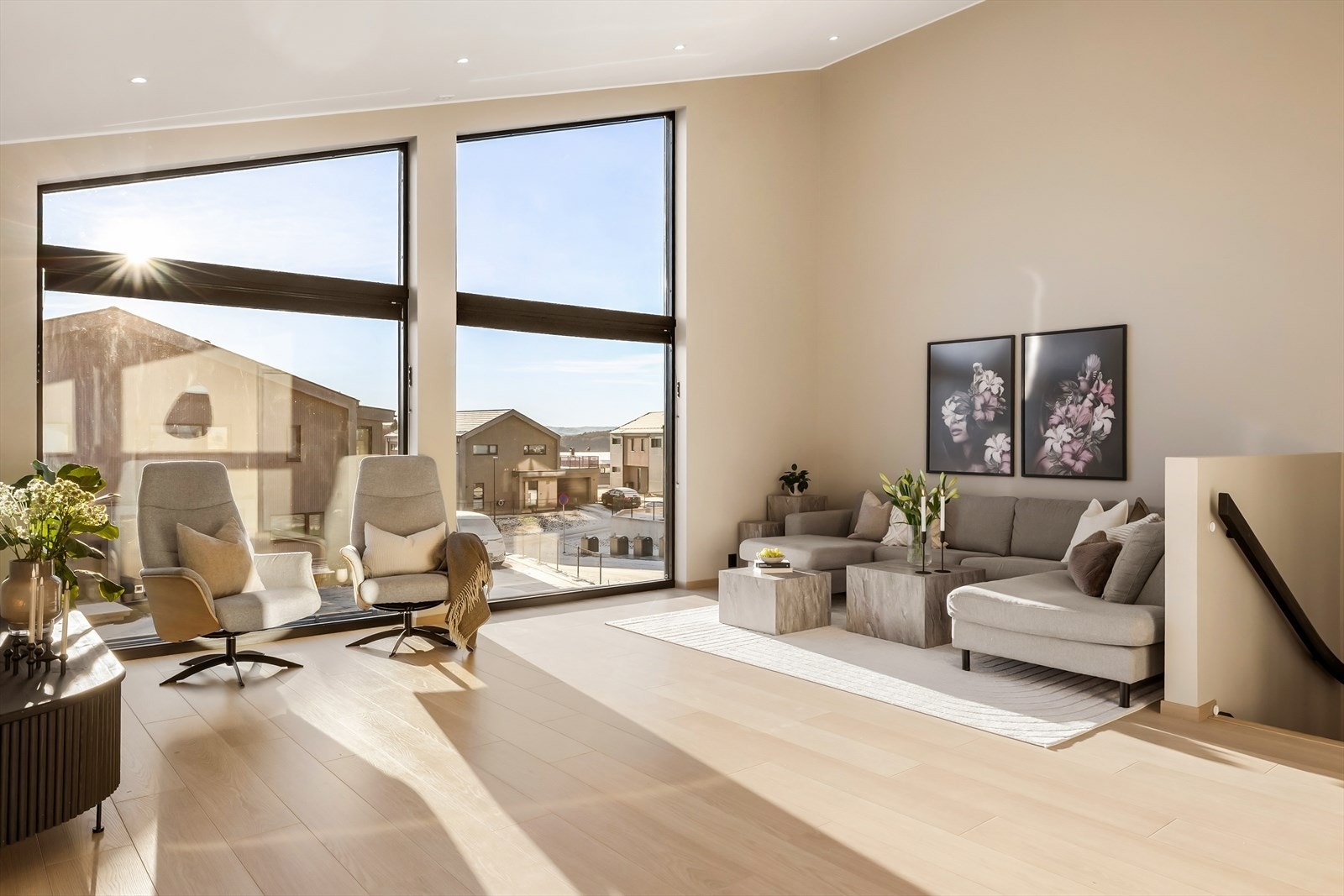 - Åpen og luftig stue med god plass til sofagruppe og ønsket møblement - Galleribilde