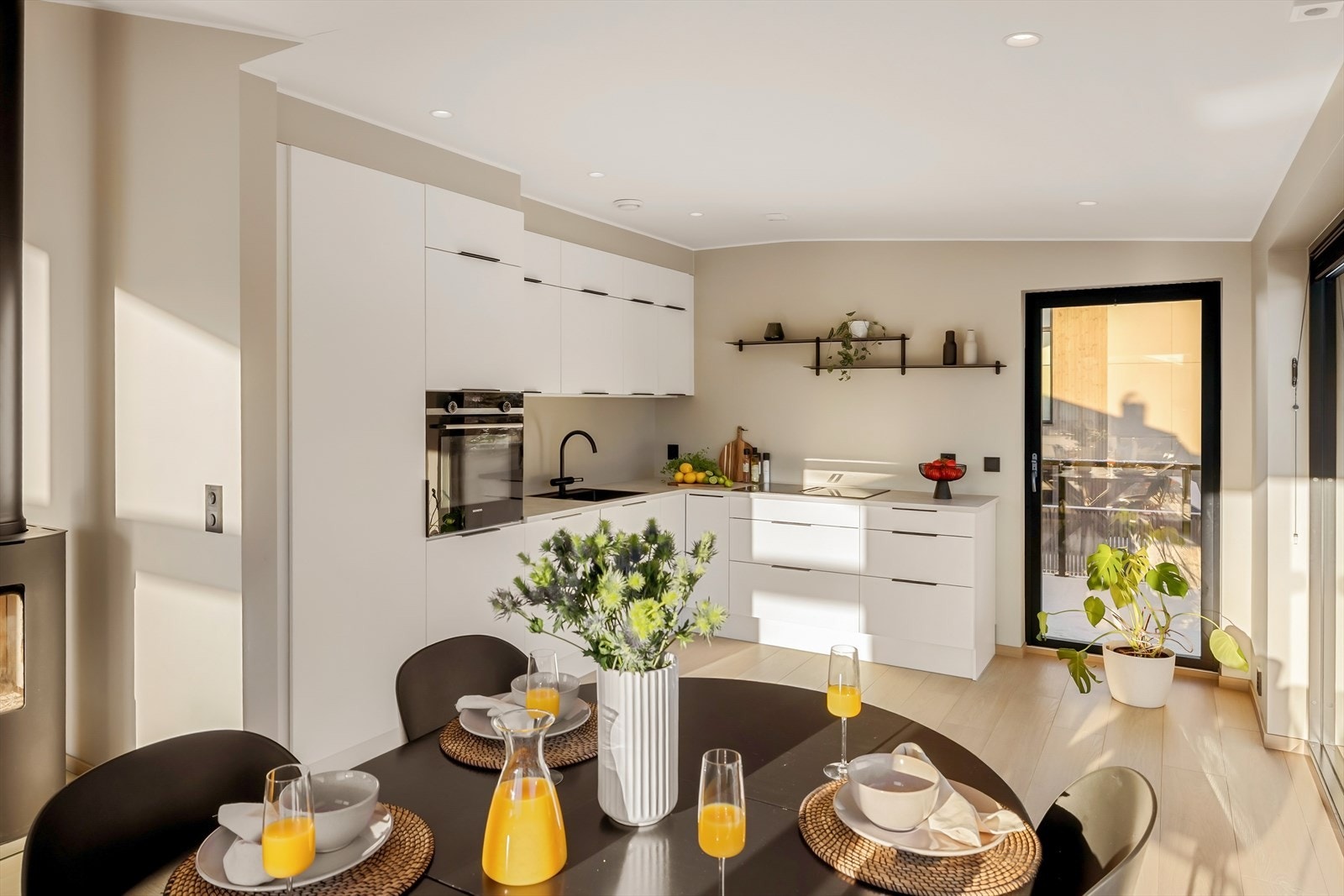 - Kjøkkenet har kjøkkeninnredning fra Nettoline med laminert benkeplate - Galleribilde