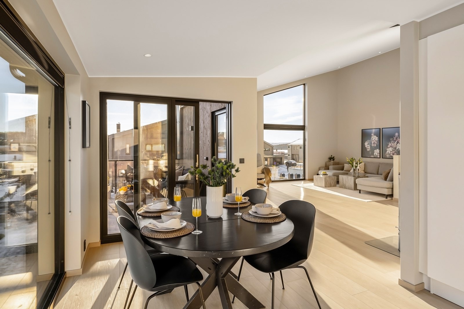 - Stuen har en god takhøyde som måler hele 4,54 m på det høyeste - Galleribilde