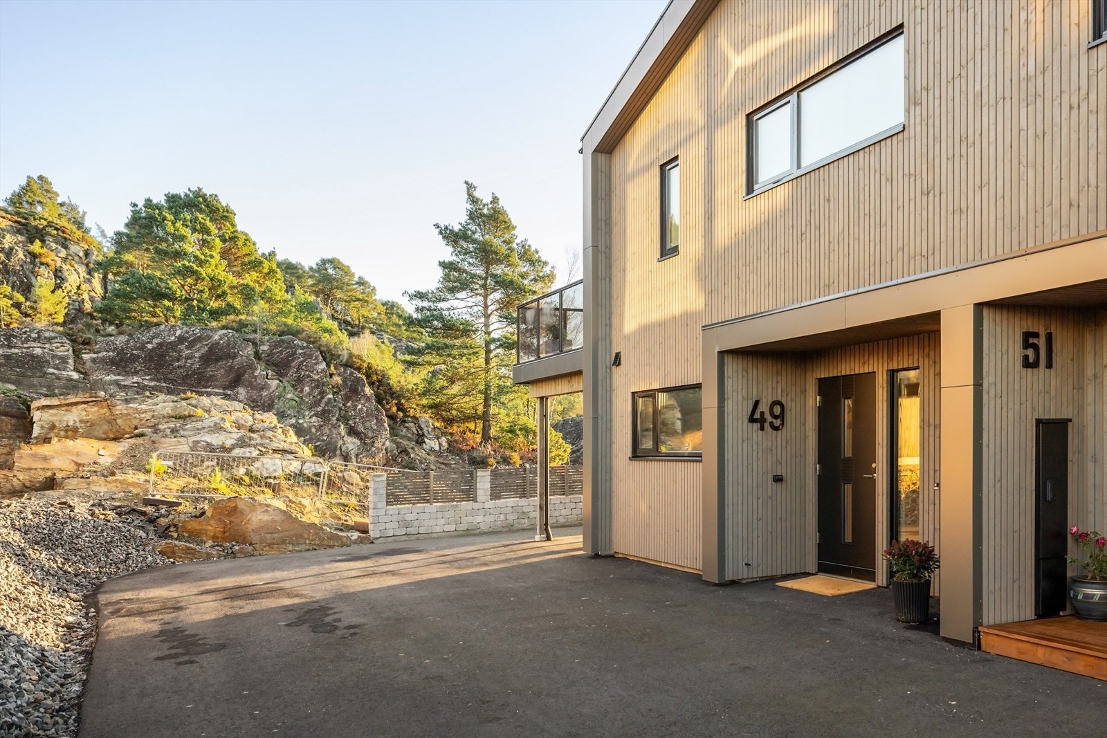 - Like utenfor inngangsdøren har du gode parkeringsmuligheter - Galleribilde