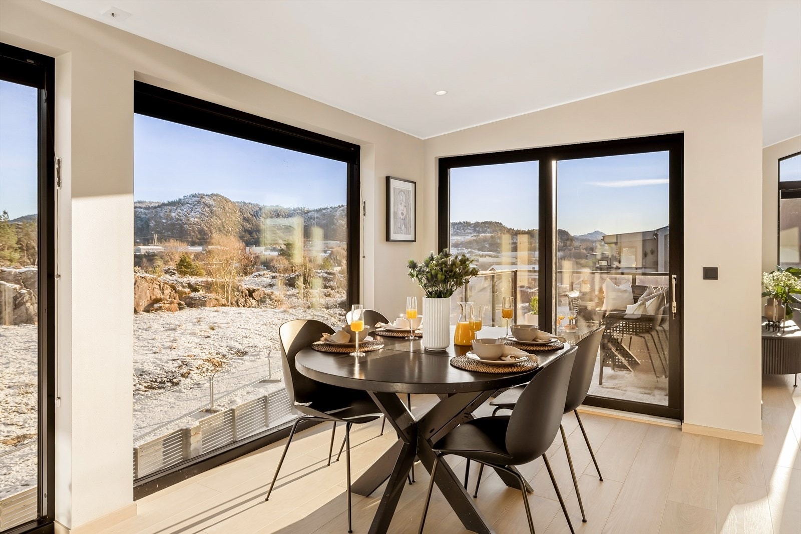 - Innvendig går boligen over to plan og har et bra-i på 157m² - Galleribilde