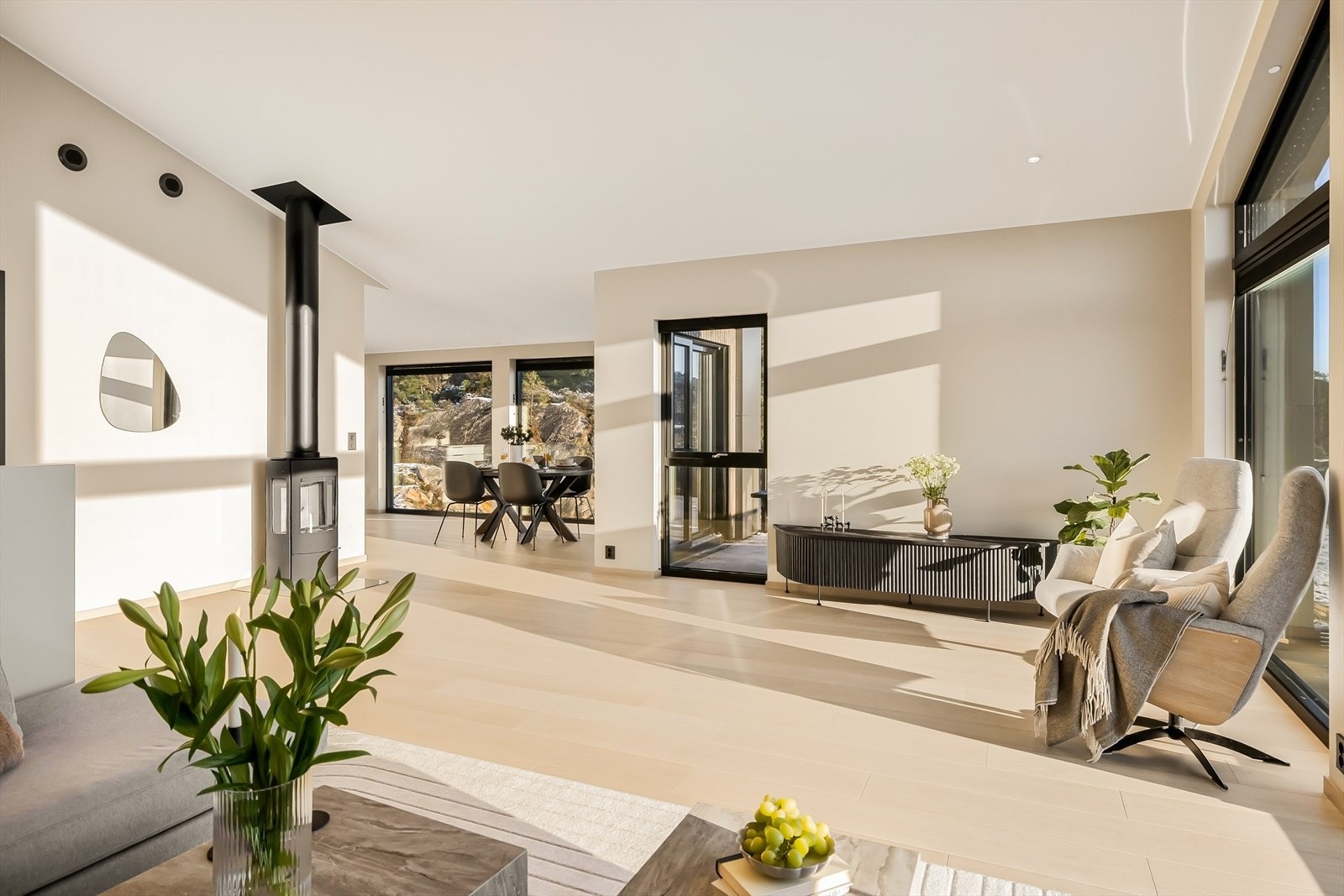 - Gjennomgående lik laminat på gulv sørger for et flott helhetsinntrykk og en rød tråd gjennom boligen - Galleribilde