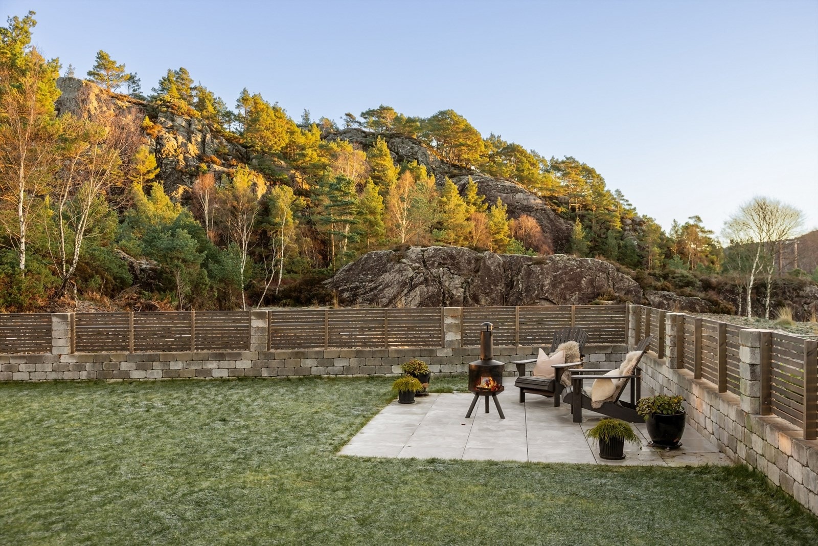 - Boligen byr på en generøs hagedel med gode solforhold. Et perfekt sted å nyte fine sommerdager - Galleribilde