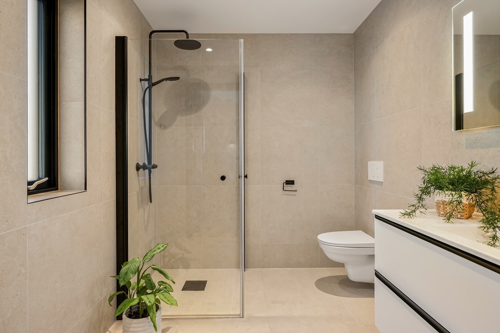 - Badet er helfliset og måler 5,5 m² - Galleribilde