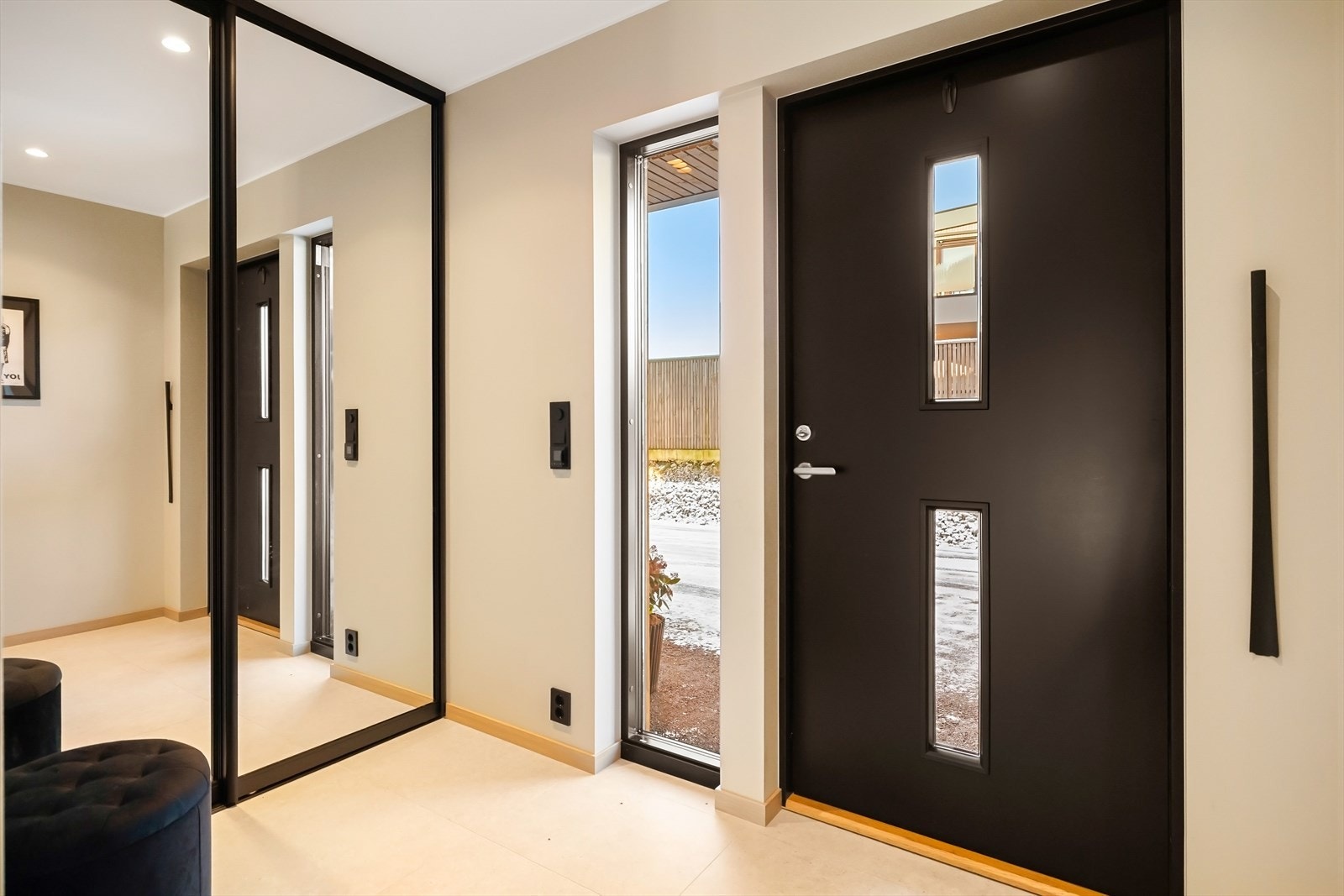 - God plass til yttertøy i skyvedørsgarderobe - Galleribilde