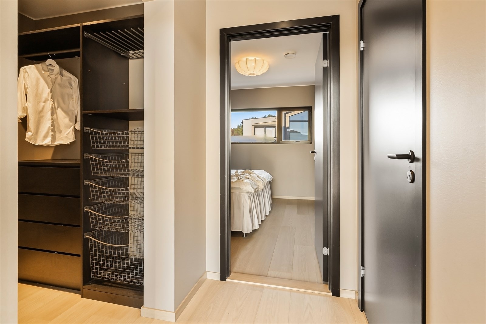 - Like utenfor hovedsoverommet finner vi et separat walk-in-closet. Luksus(!) - Galleribilde