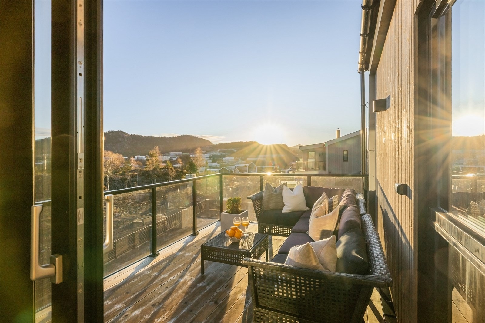 - Boligens andre balkong. Nyt solen i hyggelige omgivelser - Galleribilde