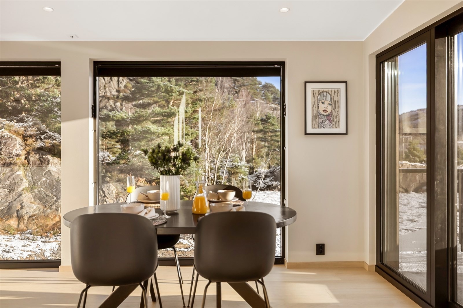 - Stuen har generøse vindusflater som bidrar til verdifullt med lysinnslipp - Galleribilde