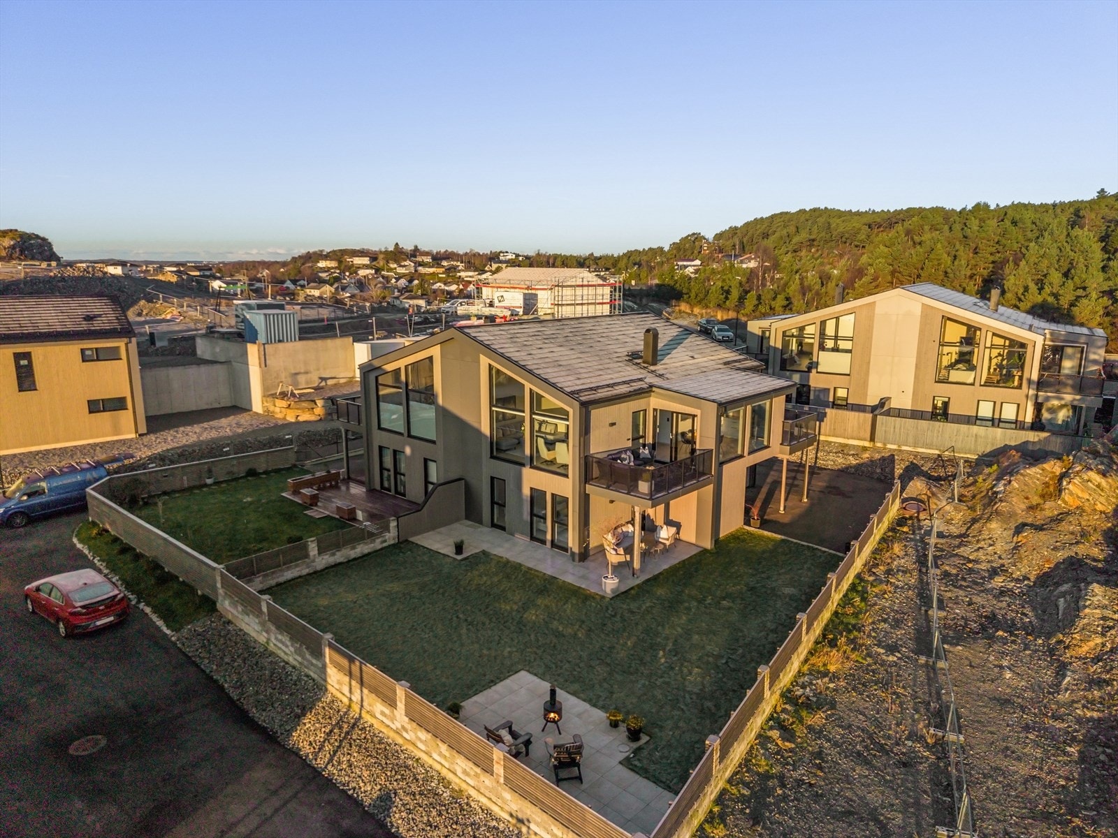 - Omgivelsene er svært barnevennlige med kort vei til skole, barnehage og idrettsanlegg som sørger for gode oppvekstsvilkår - Galleribilde