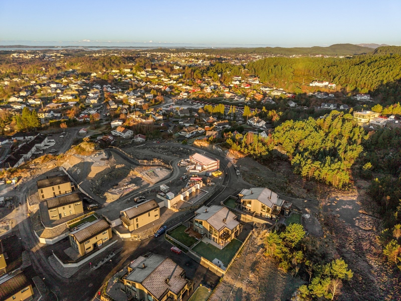 - Fra boligen er det bare en 5 minutters kjøretur til AMFI Askøy med et bredt utvalg av butikker og restauranter - Galleribilde