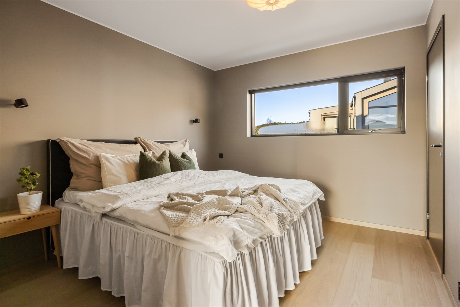 - Hovedsoverommet ligger i boligens hovedetasje og måler 11,1 m² - Galleribilde