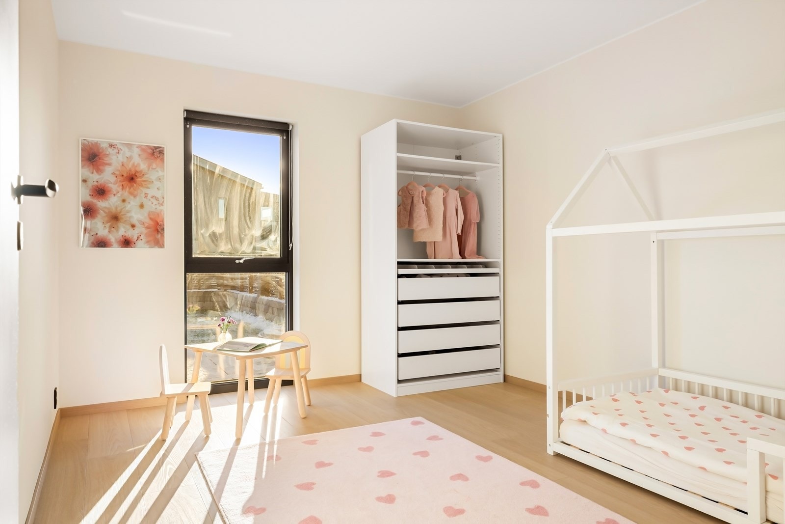 - I 1. etasje finner vi 3 soverom som måler 9,5 m², 9,6 m² og 11,6 m². Soverom 1 - Galleribilde