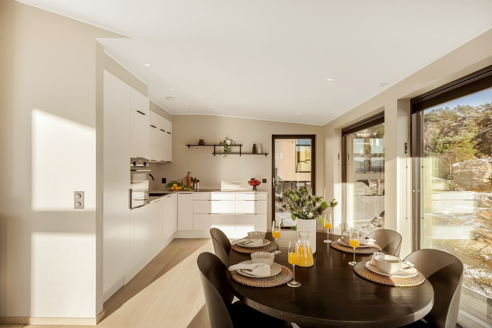 - Boligen har en praktisk planløsning. Med åpen løsning oppleves rommet som en sosial sone - Galleribilde