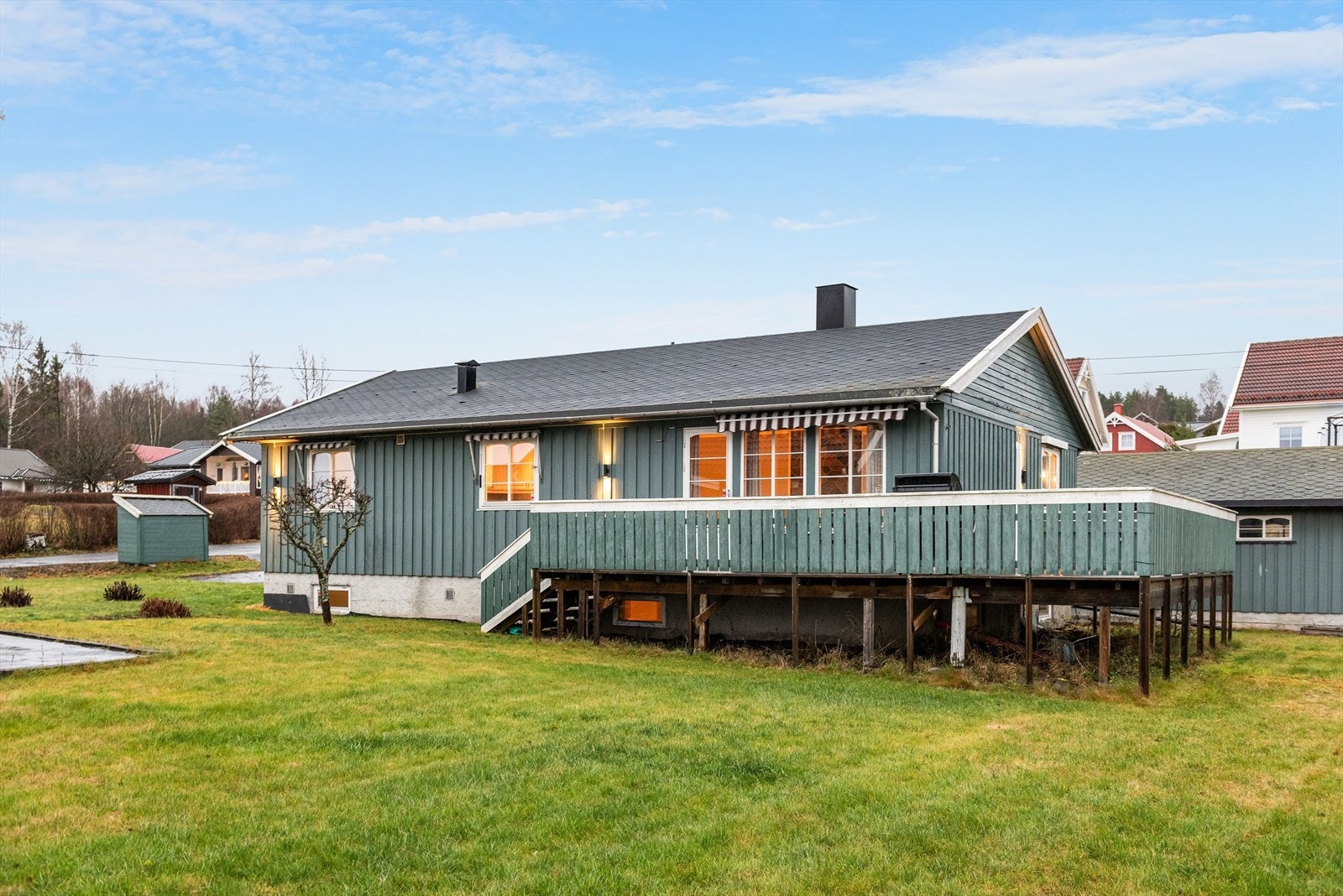 Stor terrasse med adkomst fra stue. Trapp ned til hagen. Galleribilde