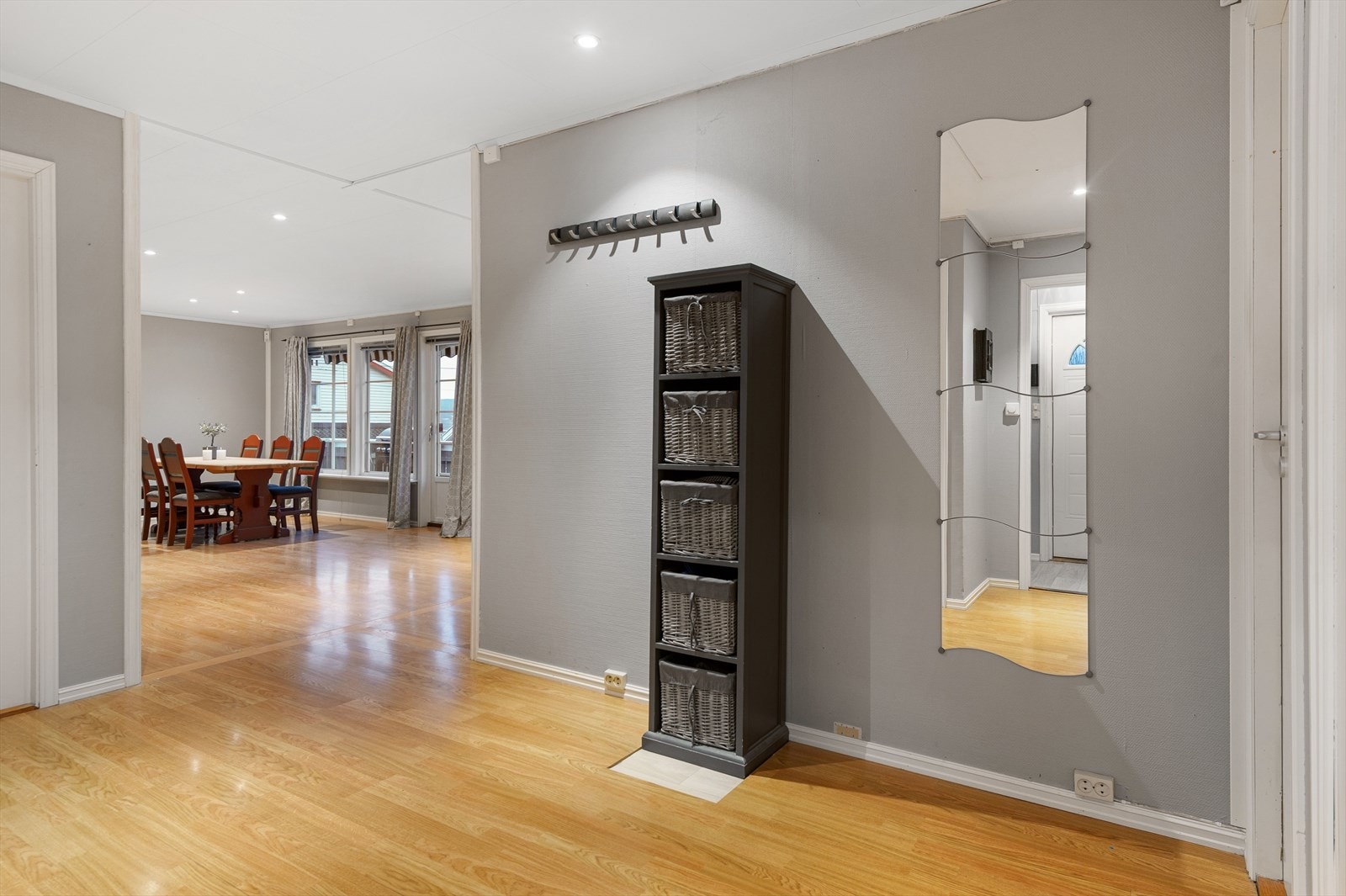 Gjennomgående downlights i himlingen, åpent og luftig ut til stuedelen. Galleribilde