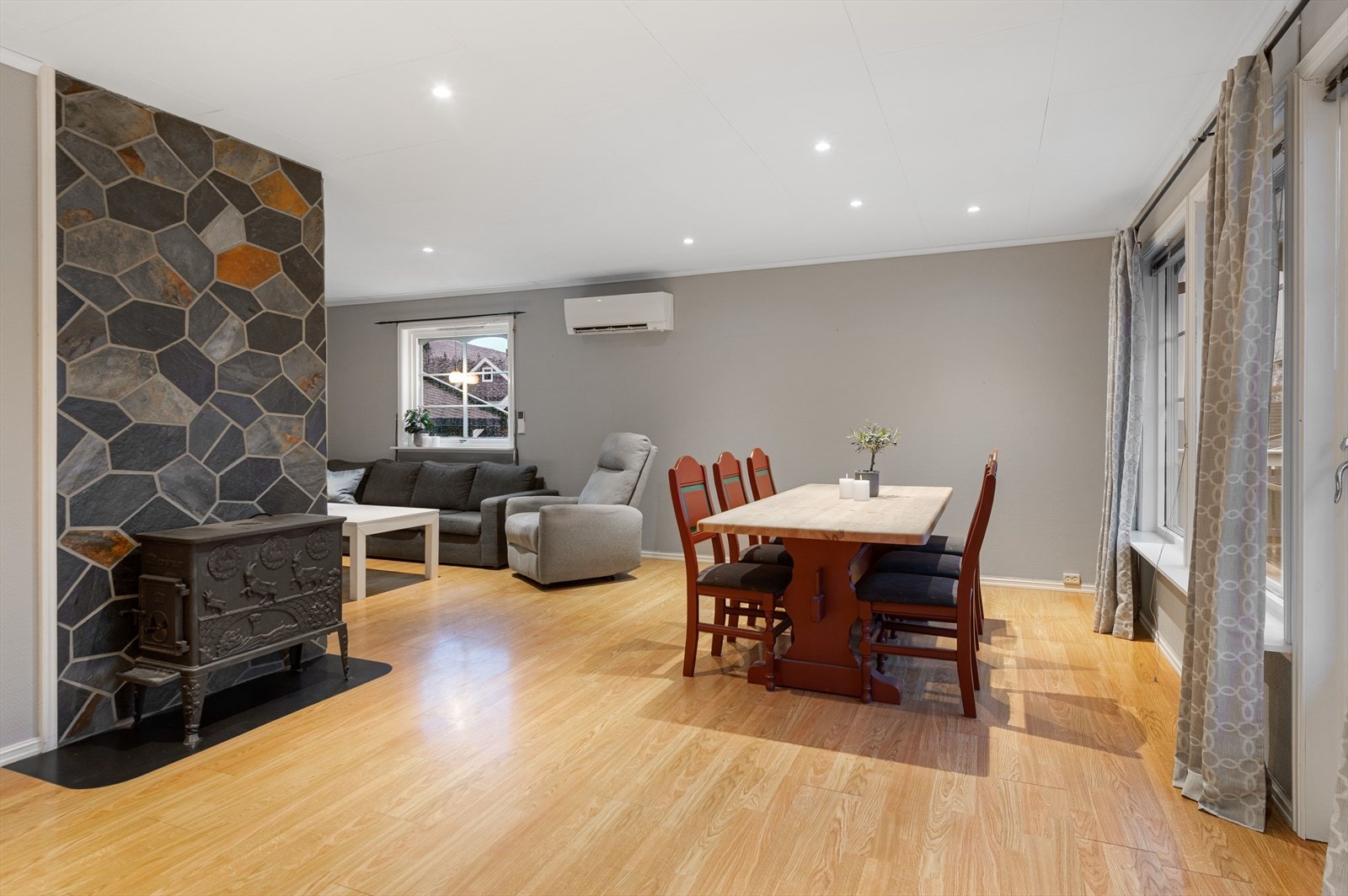 Stuen har både vedfyring og varmepumpe. Galleribilde