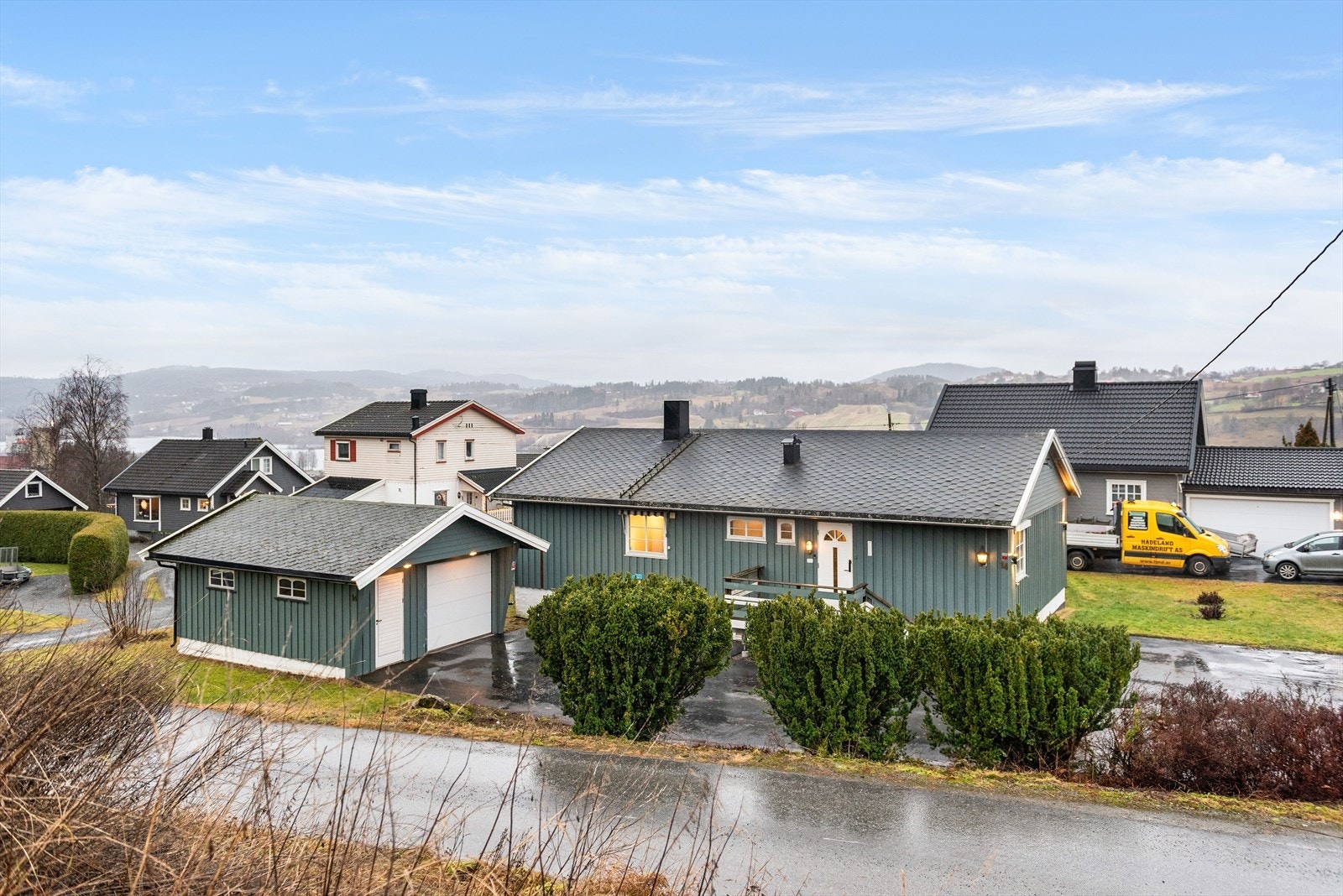 Noe beplantning mot vei som gir mindre innsyn. Galleribilde