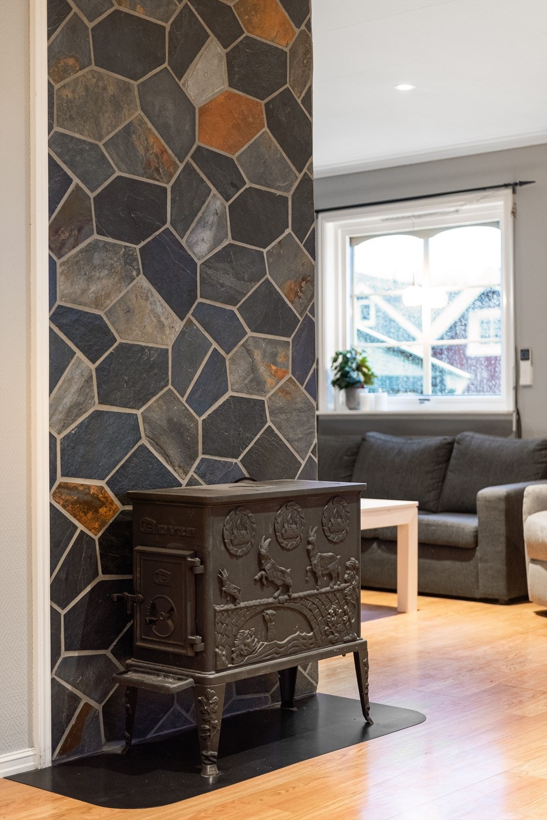 Vedovn for oppvarming, skiferkledd pipe. Galleribilde